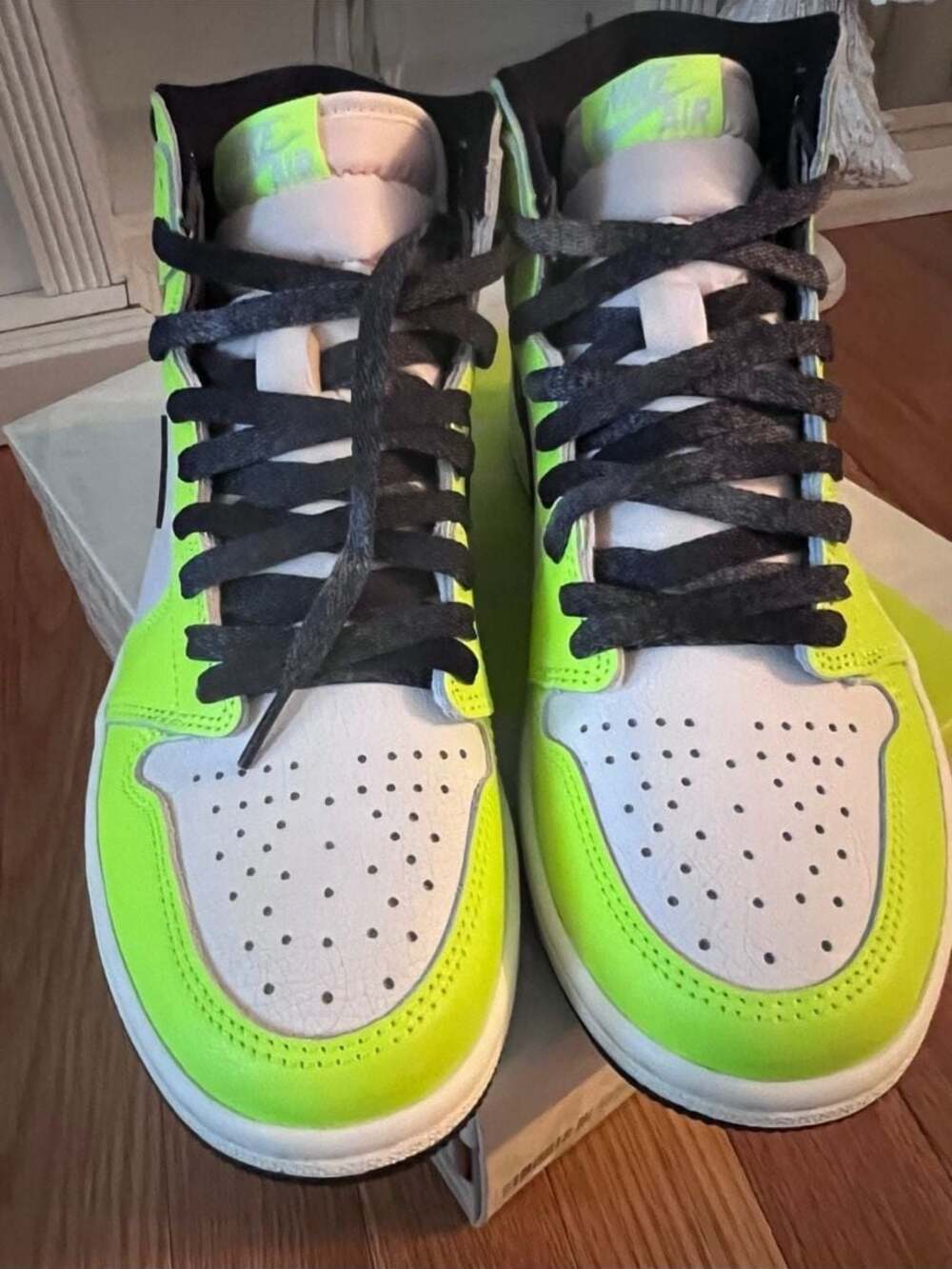 Nike Air Jordan 1 Retro High OG Visionaire Volt Black Sail 555088-702
